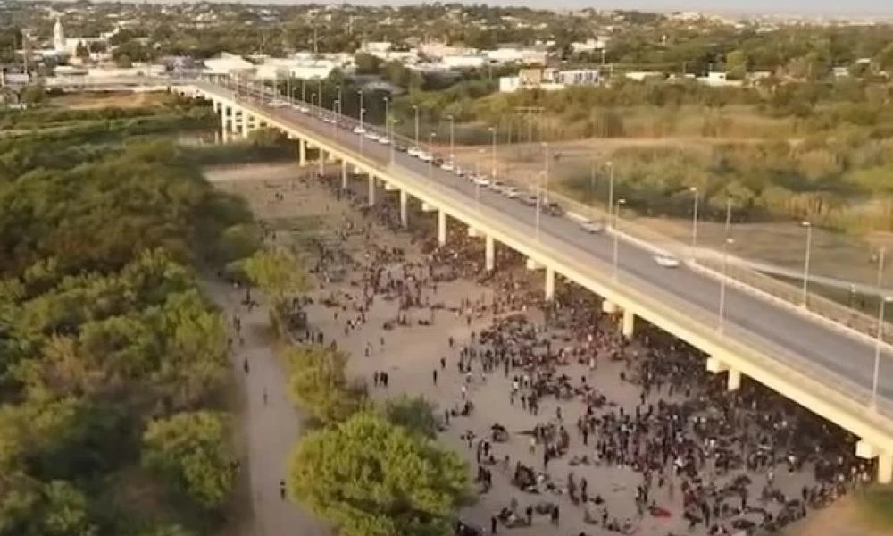 Τέξας: Χιλιάδες μετανάστες περιμένουν κάτω από μια γέφυρα